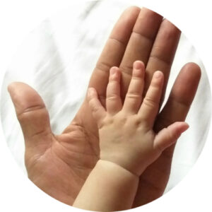 Babyhand in Kinderhand